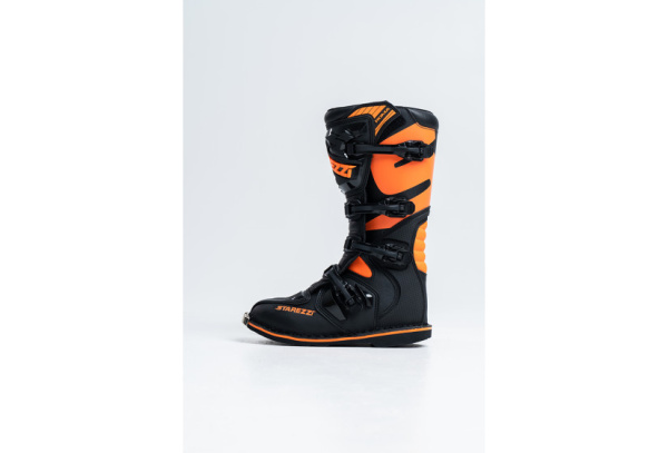 roma-black-orange_03-825x560