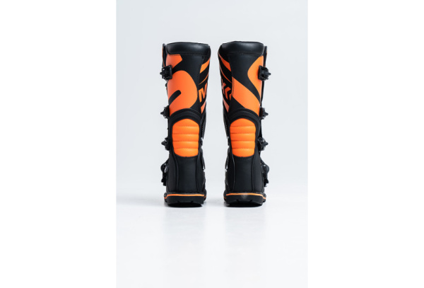 roma-black-orange_04-825x560